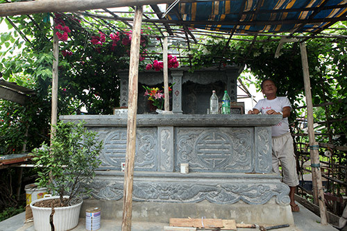Trước khi về ông lại thủ thỉ bên di ảnh vợ: “Hết giờ chiều, anh thắp hương cho em, sáng sớm mai anh lại ra”.