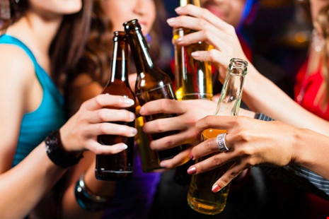 Hạn chế bia rượu Điều này đã quá rõ ràng và được nhắc đi nhắc lại nhiều lần. Chất cồn tác động trực tiếp lên hệ thần kinh, ức chế sản sinh hormone và làm tê liệt sự vận động các cơ. Các cặp vợ chồng có thể thấy chất lượng cuộc giao ban giảm sút rõ rệt khi người đàn ông ở trong tình trạng quắc cần câu.