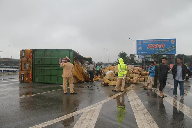 Nhà chức trách nhanh nhận định do trời mưa, đường trơn, tài xế lại ôm cua gấp khiến chiếc xe chở hơn 30 tấn dừa bị lật.