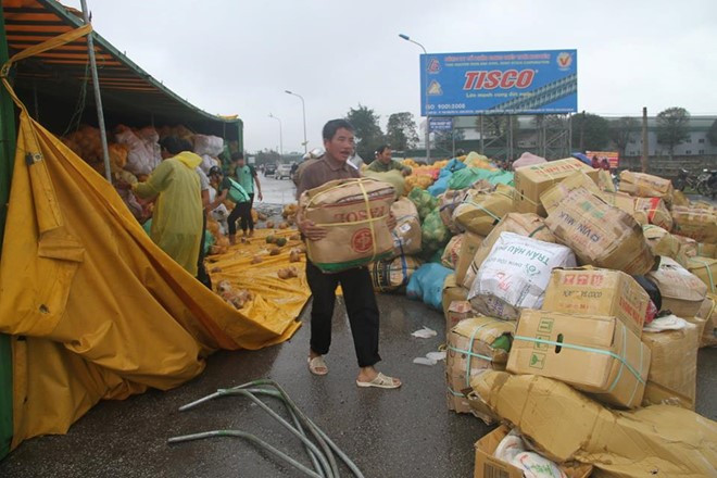 Công an huyện Thạch Hà nhanh chóng có mặt phân luồng giao thông, điều xe cứu hộ tới cẩu container, giải phóng hiện trường.