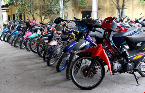 Gần 20 xe đua đang bị tạm giữ ở Công an quận 12. Ảnh: LÊ THOA