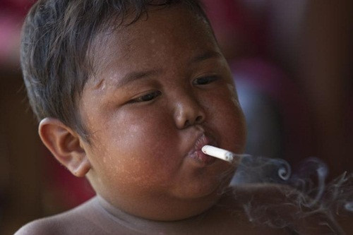 Cha mẹ của Ardi biện hộ cho hành động vô trách nhiệm của mình, chối bỏ sự thật là chính họ đã khiến Ardi nghiện ngập. Bà Diane, mẹ của Ardi lý luận rằng, nếu không cho Ardi hút thuốc, cậu bé sẽ la hét mãi không thôi và liên tục đập đầu vào tường.