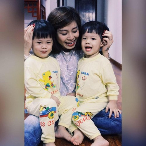 Nữ MC Chúng tôi là chiến sĩ công khai đăng tải nhiều hình ảnh của người yêu mới. Hai người thường xuyên đi du lịch và có những cử chỉ tình cảm, lãng mạn bên nhau.