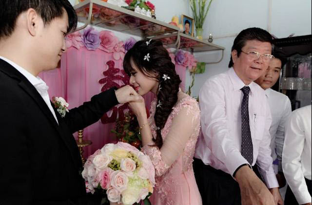Cô giáo có nickname My Hạ Kim sinh ngày 20/5/1991 ở Bình Phước và hiện công tác tại TP HCM. Trước đây, My Hạ Kim từng học trường THPT Đồng Xoài và Đại học Sư Phạm TP HCM.