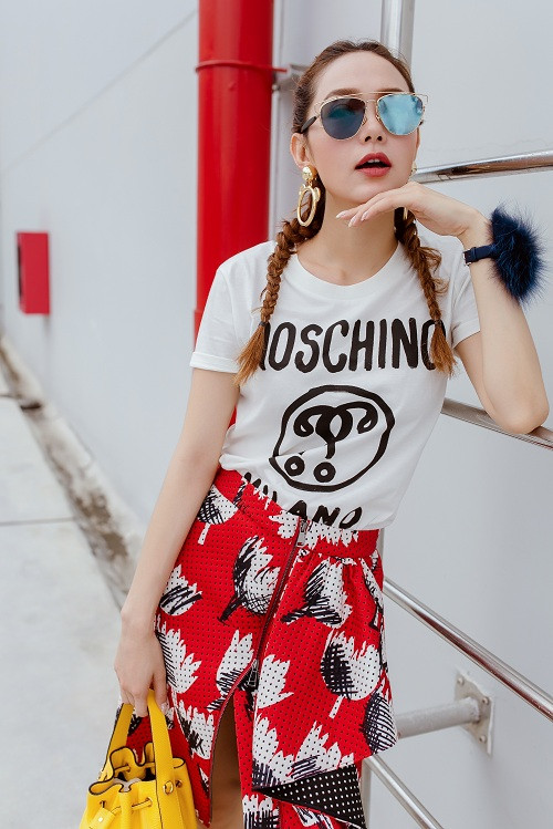 Chiếc kính cô đang đeo cũng có giá lên đến hàng chục triệu đồng.