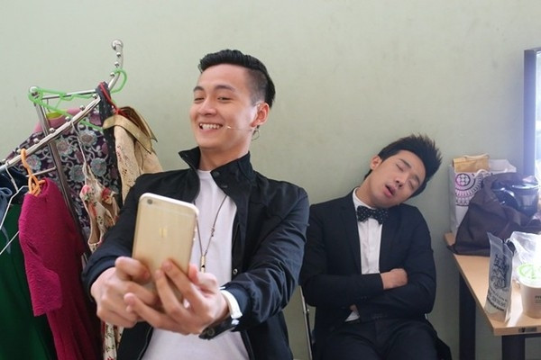 Trấn Thành kiệt sức, ngủ ngồi trong hậu trường.