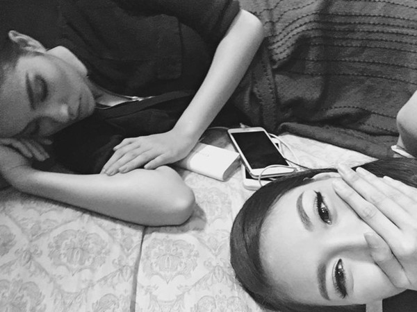 Lan Khuê thích thú ghi lại hình ảnh Phạm Hương ngủ gục trong lúc ghi hình The Face.