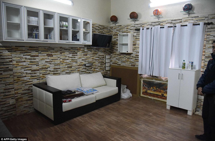 Mới đây cảnh sát đã phát hiện ra nơi giam giữ tên trùm này không khác gì một nơi ở sang trọng trong khách sạn. (ảnh: AFP).