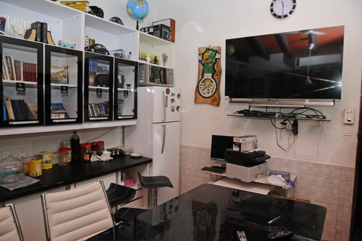 Nơi giam giữ của hắn ta có cả TV plasma hiện đại và kệ sách phong phủ như thư viện. (ảnh: ABC Digital).