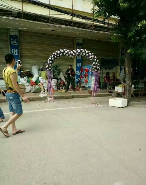 Mới đây, cư dân mạng Trung Quốc đang xôn xao lan truyền hình ảnh của đám cưới kỳ lạ - một đám cưới chứng minh rằng không cần phải có siêu xe, không cần phải rước dâu bằng máy bay, không cần của hồi môn là vài căn biệt thự, vàng đeo đầy người mới có thể nổi tiếng, lên báo, gây xôn xao dư luận.