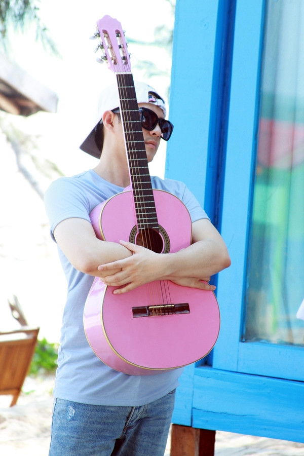 Vừa qua, Đông Nhi - Ông Cao Thắng quyết hé lộ nhật ký 8 năm tình yêu của mình. Đặc biệt, trong loạt hình mới, Ông Cao Thắng đã chia sẻ bí quyết “cưa cẩm” bạn gái. Cụ thể, vì biết được sở thích chơi đàn của Đông Nhi nên anh gấp rút học thêm bộ môn này. Sau nhiều lần nhọc nhằn cuối cùng anh chàng họ Ông đã chinh phục được nàng Nhi khó tính.