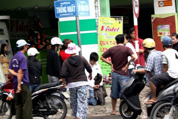 Chàng trai này vì bị bạn gái giận dỗi nên đã mang hoa đến quỳ nhiều giờ dưới mưa tại sân trường ĐH Sân khấu Điện ảnh Hà Nội mong gặp được người yêu, nhưng đến cuối cùng cô gái vẫn không chịu xuất hiện.