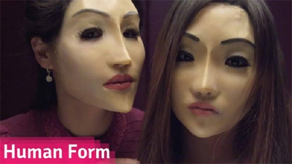Khuôn mặt vô cảm, cứng đơ như tượng sáp, ánh mắt không có hồn, chiếc cằm nhọn hoắt như phù thủy của nhân vật trong clip khiến độc giả không khỏi ám ảnh.
