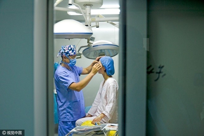 Từ nhỏ, Lý Dịch Phi đã là cô bé khá ưu tú: 7 tuổi học đàn nhị, 8 tuổi học múa. Năm 10 tuổi, trình độ piano của cô đạt cấp 10. Đặc biệt, Dịch Phi có thể nhảy Jazz và hip hop không thua kém các vũ công chuyên nghiệp.