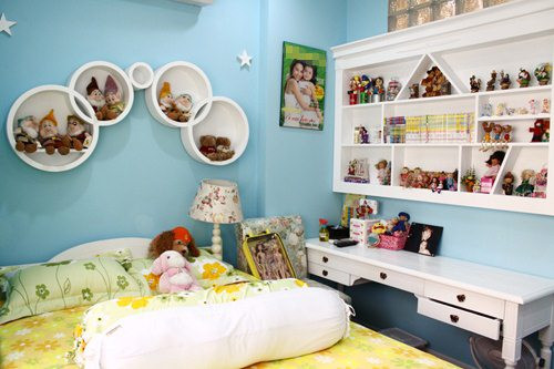 Phòng ngủ Gia Bảo - con gái Hiền Thục Đây là phòng ngủ lúc nhỏ của Gia Bảo - cô công chúa của nữ ca sĩ Hiền Thục. Thiết kế căn phòng rất cầu kì với nhiều hình khối khác nhau.