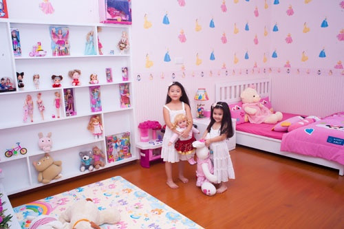 Đây là căn phòng mà hai cô bé trước đó từng ở chung với nhau với tông màu hồng là chủ đạo và được trang trí với nhiều búp bê đặt trên giá.
