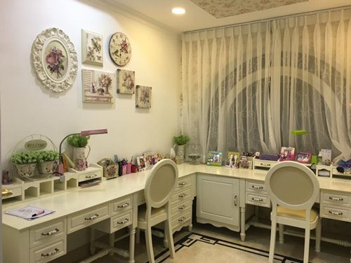 Phòng ngủ hai con gái Thúy Hạnh Phòng ngủ hai cô con gái nhà Thúy Hạnh được thiết kế theo gam màu trắng, rộng rãi và đồ đạc sang trọng.