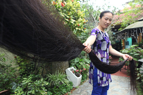 Từng sợi tóc suôn mượt khiến người thân của chị thích thú. Khi ngủ chị thường nằm ngược để không ảnh hưởng đến chồng, con.