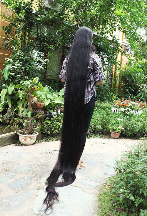 Do tính chất công việc nên hàng ngày mái tóc của chị được búi nên cao, ít khi thả ra để mọi người chiêm ngưỡng, chị cho biết: “Đã gần 20 năm nay tôi không cắt tóc, thỉnh thoảng chỉ tỉa phần ngọn cho đỡ dài ra”.