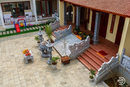 Phía bên trái là khu nhà ở với kiến trúc khá đơn giản. 2 gian lớn của tầng trệt là phòng khách và bếp, toàn bộ diện tích còn lại là phòng ngủ của các thành viên trong gia đình.