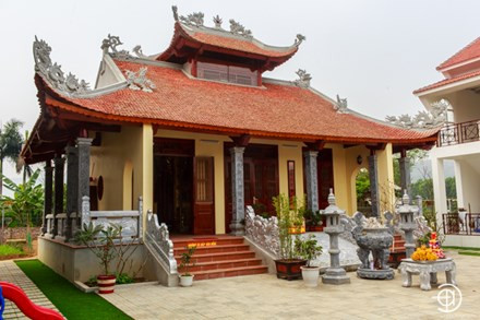 Thời gian để thiết kế, xây dựng là gần 1 năm. Khu nhà ở của gia đình Việt Hoàn được hoàn thành từ tháng 10/2016, còn khu điện thờ và khu nhà khách phải tới tháng 1/2017 mới hoàn thiện.