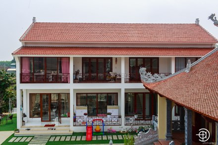 Việt Hoàn chọn lối kiến trúc khá giản dị, thoáng đãng để cả gia đình được tận hưởng không khí trong lành, yên bình của vùng ngoại ô.
