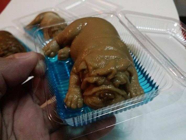 Chiếc bánh pudding có hình chú cún trông y như thật nằm trên một lớp thạch mềm mại. Nhiều cư dân mạng chia sẻ rằng họ không biết nên cảm thấy như thế nào khi đối mặt với món ăn độc đáo này. Trái lại, nhiều người khác lại cảm thấy chiếc bánh đáng yêu và muốn mua về để "sống ảo" với bạn bè.