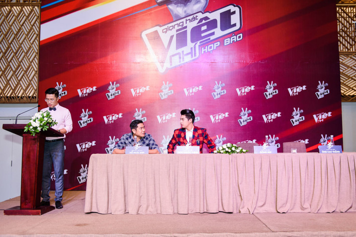 Tháng 7/2016, đơn vị sản xuất Cát Tiên Sa (cũng là nhà sản xuất của Gương mặt thương hiệu) tổ chức họp báo giới thiệu cuộc thi The Voice Kids tại TP.HCM. Thư mời gửi đơn vị truyền thông ghi rõ sự kiện bắt đầu từ 9h30 nhưng khoảng hơn 11h, HLV Noo Phước Thịnh mới có mặt trên bàn chủ tọa. Ảnh: Nguyễn Thành.