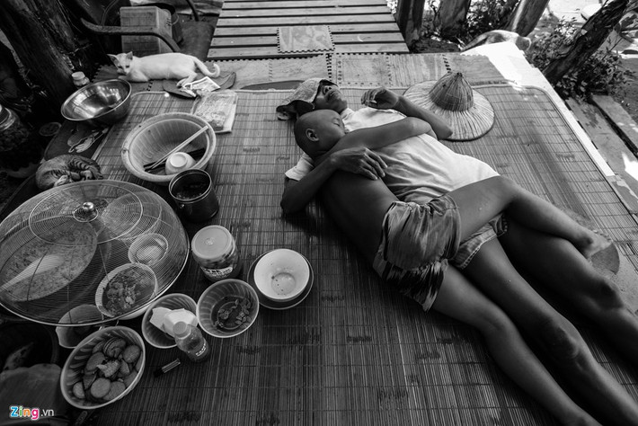 Cả gia đình sinh hoạt không có giờ giấc, đói là ăn, muốn ngủ là ngủ ở bất cứ lúc nào. "Hay bị các côn trùng đốt lắm nhưng ở lâu thành quen", chị Mùi cho biết.