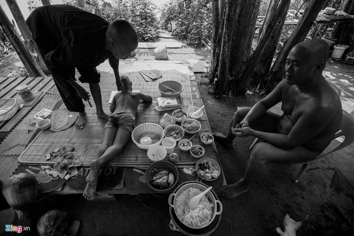 Tại bãi giữa sông Hồng khu vực phường Ngọc Thụy, quận Long Biên (Hà Nội) từ hơn một năm nay xuất hiện gia đình ba thành viên để đầu trọc, thường không mặc quần áo.