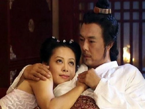 Đứa con của Lã Bất Vi và Triệu Cơ sinh ra chính là là Doanh Chính, sau này được lập làm thái tử và trở thành Tần Thuỷ Hoàng nổi tiếng trong sử sách. Ngày Doanh Chính lên ngôi, Triệu Cơ thành thái hậu buông rèm nhấp chính, nàng và Lã Bất Vi nối lại tình xưa, cùng nhau cắm sừng Tần Trang Vương. Nhân vật Lã Bất Vi của Trương Thiết Lâm dù được miêu tả như một kẻ gian hùng nhưng vẫn làm nổi bật lên trí tuệ uyên thâm lẫn ý chí phi thường, kẻ đã dùng chính vợ con mình để mưu đồ đại sự. Sau khi sự thật được phơi bày, Lã Bất Vi đã bị chính con đẻ của mình là Tần Thuỷ hoàng sát hại, kết thúc những năm tháng huy hoàng trong đời gian thần họ Lã.