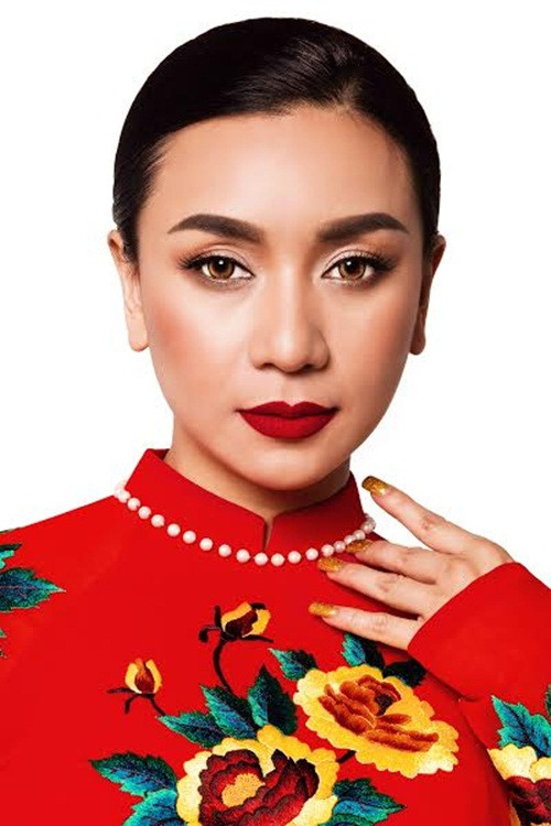 So với các diễn viên nổi tiếng cùng thời như Việt Trinh, Lý Hùng, Diễm Hương, Lê Tuấn Anh, thì Y Phụng là người nhỏ tuổi nhất và cũng là diễn viên táo bạo nhất khi dám diện những bộ cánh sexy lên màn ảnh.