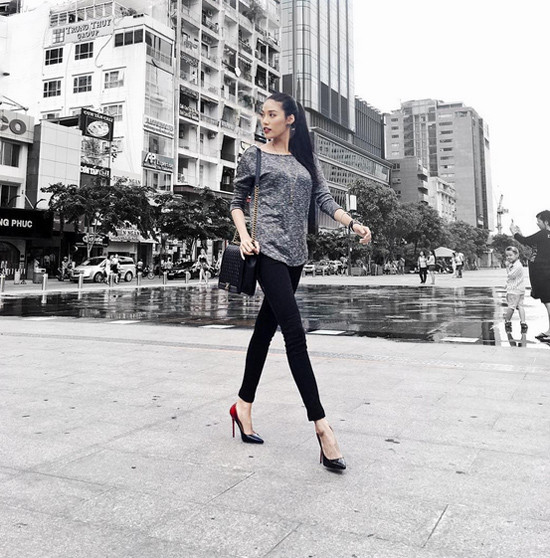 Lan Khuê khoe ảnh dạo phố với phong cách năng động, dùng phụ kiện túi Chanel Boy và giày cao gót Christian Louboutin.