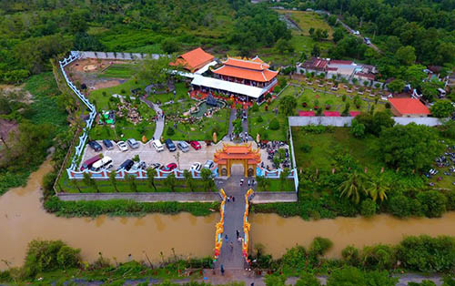Đối với nghệ sĩ hài, dịp tết đến xuân về là cơ hội "vàng" để họ "gặt hái". danh hài Hoài Linh luôn là gương mặt được chờ đợi trong mỗi video hài tết, show giải trí chào xuân... Vậy nên, các công ty giải trí lại tích cực "mở hầu bao" để mời Hoài Linh góp mặt. Số tiền danh hài thu được từ các hoạt động trên cũng không nhỏ.