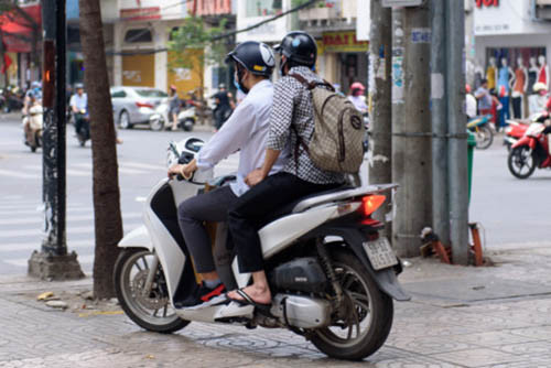 Thời gian gần đây, Hoài Linh rất chăm chỉ chạy show. Tần số phủ sóng của anh rộng khắp trên các chương trình truyền hình với vai trò khách mời, giám khảo. Danh hài từng chia sẻ với báo chí lý do tích cực đi diễn chính là kiếm cát xê về để tiếp tục xây dựng nhà thờ Tổ nghiệp.