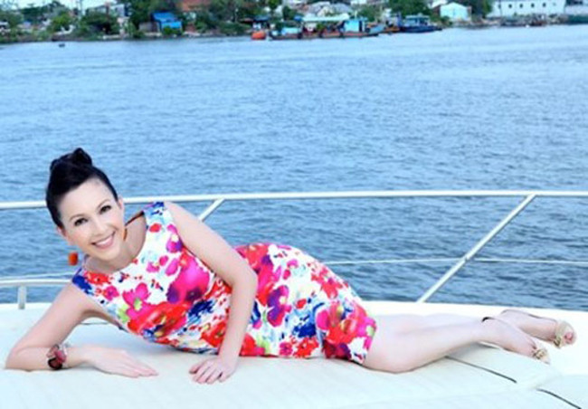 Gia đình nữ diễn viên còn sở hữu du thuyền hạng sang. Không ít bộ ảnh đẹp được cô thực hiện tại đây.