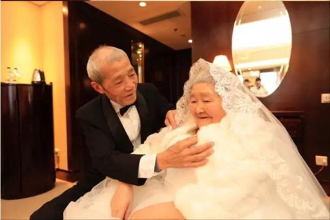 Cụ ông 84 tuổi thể hiện tình yêu với vợ trên tòa cao ốc cao 218 m Ông Qiao Dewei, 84 tuổi, và vợ Liu Shixiu, 83 tuổi, đã sống cùng nhau 67 năm cho dù họ chưa từng làm đám cưới. Vào đúng ngày 14/2 năm nay, cụ ông Qiao Dewei, với sự giúp đỡ của người cháu đã thuê một khách sạn cao 218m tại thành phố Hàng Châu để gửi lời thông điệp yêu thương đến người vợ.