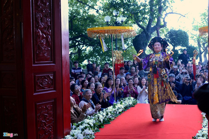 Hàng trăm người dân, cộng đồng thực hành tín ngưỡng thờ Mẫu tại Hà Nội và các địa phương lân cận tới dự, thưởng lãm.