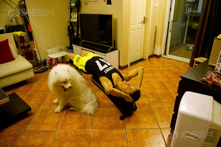 Vương Kiến nuôi một chú chó giống Samoyed và đặt tên là Murray. Mỗi tối sau khi hết giờ dạy, dù về nhà sớm hay muộn, chàng trai đều dẫn "anh bạn" của mình đi dạo. Murray cũng luôn quấn quýt bên cậu chủ khi anh tập thể lực vào ngày nghỉ duy nhất trong tuần.