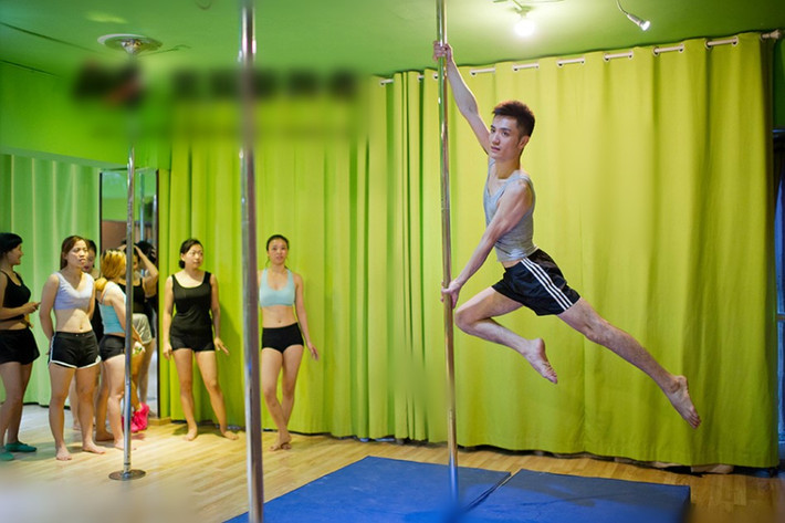 Vương Kiến (26 tuổi, đến từ tỉnh Giang Tô, Trung Quốc) bén duyên với nghệ thuật múa cột khi vừa tròn 19 tuổi. Chấn thương trong những ngày đầu luyện tập khiến 9X gần như bỏ cuộc, song niềm vui lúc được múa đã níu anh ở lại, theo Sina.