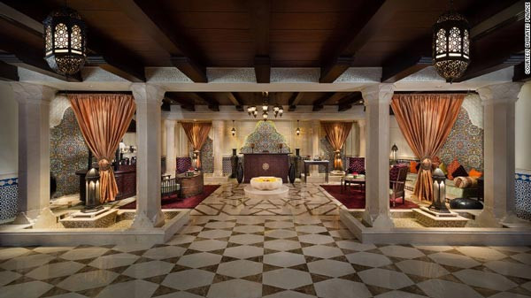 1. Emirates Palace Spa Emirates Palace Spa được bình chọn là spa trong khách sạn tốt nhất thế giới năm 2016 và được rất nhiều người nổi tiếng yêu thích. Nơi đây nổi bật với kiến trúc mái vòm khổng lồ cổ điển, nội thất trang trí bằng vàng lá, các phòng đều lát đá cẩm thạch, rèm cửa cũng được làm từ các loại vải sang trọng, lấy cảm hứng từ không gian Ma-rốc.