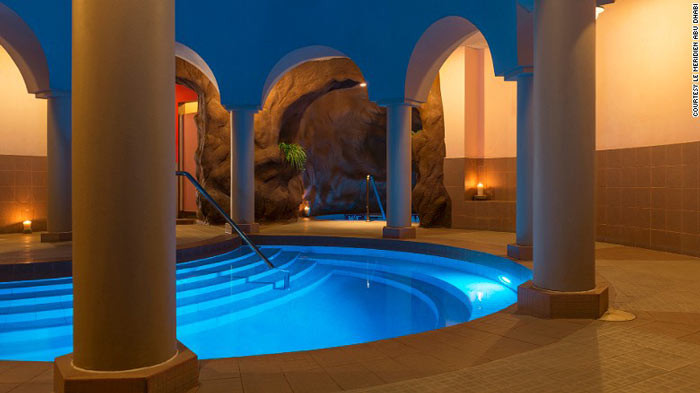 6. Eden Spa Eden Spa được miêu tả như “thiên đường” với mái vòm bằng kính cho phép khách hàng vừa thư giãn vừa ngắm nhìn bầu trời. Nơi đây có không gian ấm cúng và hệ thống các hồ bơi nước lạnh, hồ bơi nước ấm vô cùng tiện ích. Một liệu trình tắm muối, massage toàn thân và đắp mặt nạ tại spa này có giá khoảng 280 USD (khoảng 6 triệu đồng).