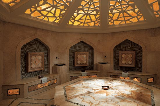 Espa được thiết vế và trang trí mang đậm màu sắc của văn hóa du mục Bedouin. Spa sang trọng này nằm trên khu đất rộng 2000 m2 này có tất cả 16 phòng trị liệu hạng sang. Ngoài ra, spa còn có phòng xông hơi, tắm mưa và chỗ trông giữ trẻ em riêng để cha mẹ “yên tâm làm đẹp”. Một liệu trình thư giãn tại đây bao gồm đắp mặt nạ toàn thân bằng bùn biển, massage dầu thơm và tắm trắng mặt có giá khoảng 267 USD (khoảng 6 triệu đồng).