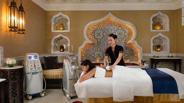 Dịch vụ nổi bật và đắt đỏ nhất ở đây là massage và đắp mặt nạ với vàng và kim cương. Liệu trình kéo dài gần 6 tiếng đồng hồ, khách hàng sẽ được tẩy da chết bằng đất sét vàng, massage khoảng 90 phút với dầu ngâm kim cương, sau đó được ăn nhẹ và thư giãn, cuối cùng là đắp mặt nạ và móng với vàng 24 carat. Chi phí cho một liệu trình như vậy là 1.140 USD (khoảng 26 triệu đồng).