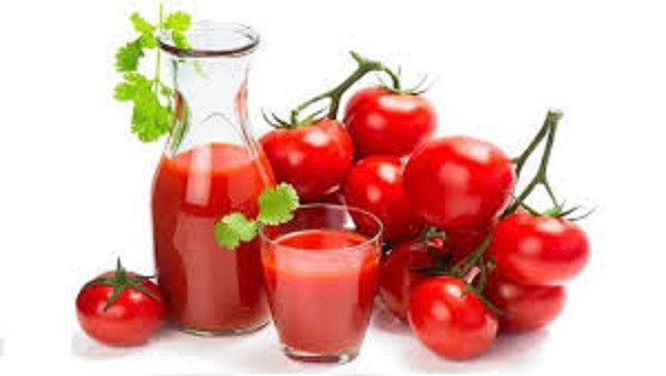 2.Cà chua Cà chua là loại thực phẩm tốt cho sức khỏe, vừa có công dụng làm đẹp rất tốt. Trong cà chua có chứa nhiều vitamin C giúp xây dựng, tái tạo collagen cho da, chất chống oxi háo lycopene trong cà chua còn làm giảm tổn thương do ánh mặt trời gây ra . Bạn có thể ăn cà chua sống hoặc dùng cà chua làm nước ép, mặt nạ để có làn da sáng mịn, hồng hào, xóa mờ các vết rạn trên da.