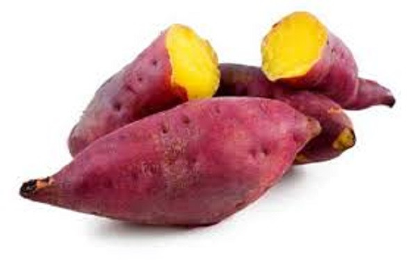 3.Khoai lang Khoai lang chứa rất nhiều vitamin C, E, beta- carotene, không những tốt cho sức khỏe mà còn có tác dụng bảo vệ da, chữa rạn da và giảm thiểu những tác hại xấu từ tia cực tím của ánh mặt trời trong ngày hè. Ngoài ra, khoai lang còn tốt cho hệ tiêu hóa của mẹ sau khi sinh , chuyển đổi thành Vitamin A giúp ngăn ngừa nếp nhăn.