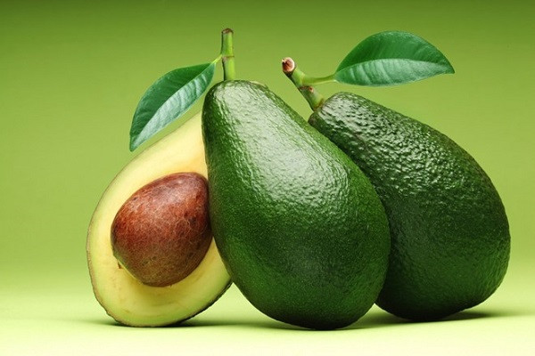 5.Quả bơ Bơ là nguồn thực phẩm rất giàu vitamin E và chất dinh dưỡng rất tốt cho sức khỏe . Ngoài ra , quả bơ còn chứa hàm lượng chất béo không bão hòa đơn , chất chống oxi hóa , giúp ngăn chặn sự phát triển của tế bào ung thư da, phòng ngừa lão hóa da sớm, mang đến làn da mịn màng tươi trẻ.