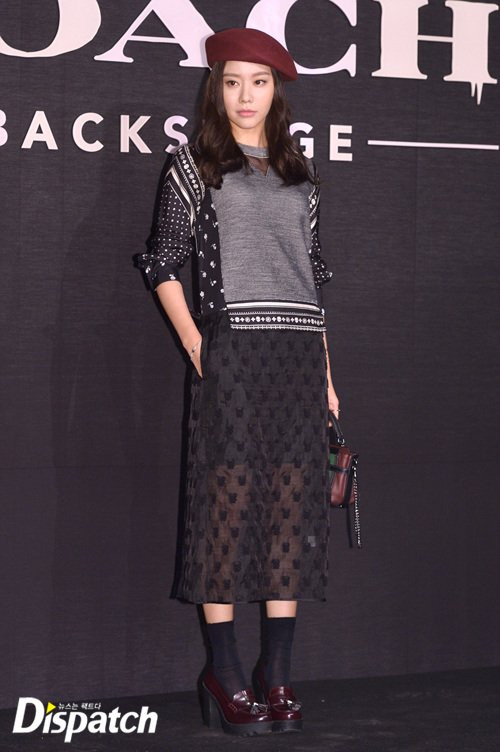 Kim Ah Jung hóa cô nàng Paris với nón beret.