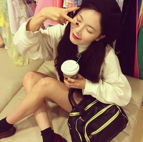 Huyna (4Minute) đáng yêu với áo dạ và short.