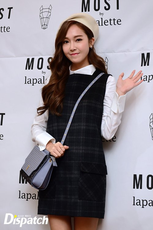 Cô nàng Jessica (cựu thành viên SNSD) trẻ trung nón beret và thời trang nữ sinh.